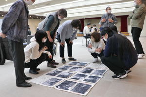 元町の水害の様子を写真で振り返る参加者の画像