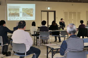 今回の活動について説明する市の学芸員の画像