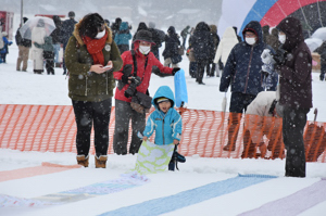 小千谷縮の雪ざらし体験をする子どもの画像