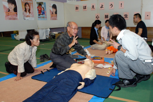 心肺蘇生法を教わる来場者の画像