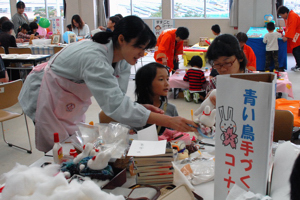 手作りコーナーでぬいぐるみをつくる来場者の画像