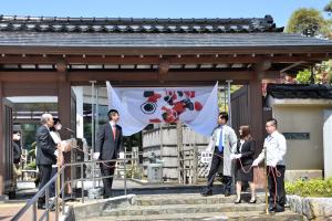 錦鯉柄吹き流しお披露目除幕式の画像