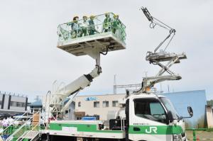 メンテナンス車両の乗車体験に参加する子どもたちの画像