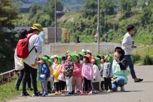 園児たちが上空の防災ヘリに手を振っている画像