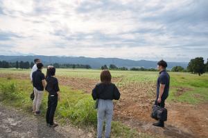 山本山山頂現地踏査の様子