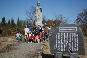 赤坂山公園の観音様の前で記念写真を撮る参加者の画像