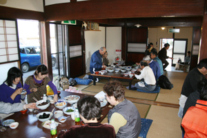 古民家「田舎っぺ」で昼食を食べる参加者の画像