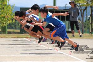 100ｍ走をしている小学生の画像