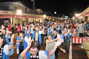 大民踊流しにおおぜいの人が参加している画像