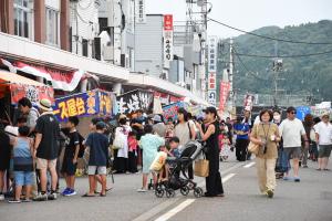 本町に屋台が立ち並んでいる様子の画像