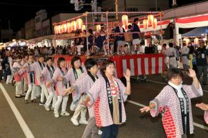 市民総参加盆踊りにおおぜいの市民が参加している画像