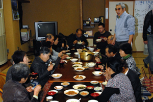 昼食でつきたてのお餅を食べる参加者の画像