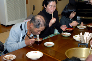 粘りのあるお餅を食べる参加者の画像