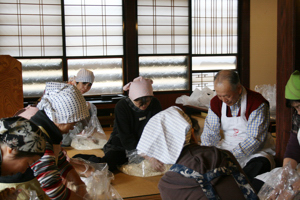 塩と麹を混ぜる参加者の画像