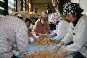 塩・麹と大豆を混ぜ合わせる参加者の画像