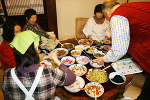 田舎料理をとる参加者の画像