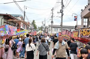 片貝町のメイン通りに並ぶ露店とおまつりを楽しむ人々の画像