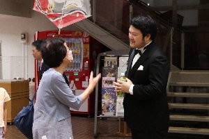 コンサート終了後、来場者と話す品田さんの画像