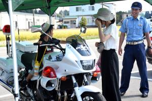 白バイクの乗車体験をする男の子の画像