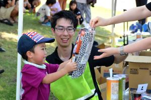 ビンゴ大会の景品を受け取る男の子の画像