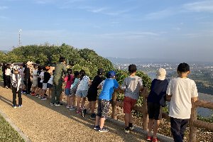 早朝の散策で市街地を眺める参加者の画像