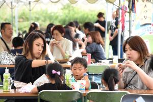 休憩スペースで飲食を楽しむ親子の画像