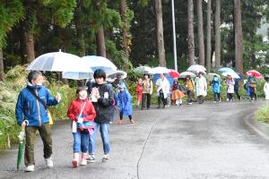 白山運動公園に向かう坂を登る参加者の画像