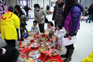 駄菓子屋さんで買い物をする子どもの画像