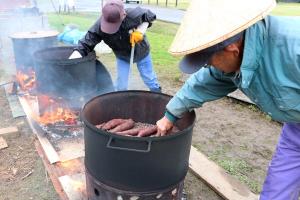 石焼き芋をつくるおじいさんたちの画像