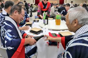 地酒を楽しむ参加者の画像