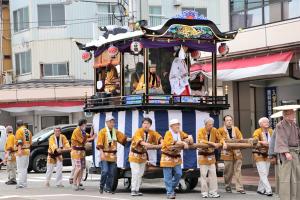 二荒神社大祭で巫女爺行列をしている画像