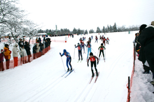 小学生リレースタート直後の画像