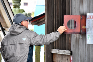 火災報知器の確認訓練を行う男性の画像