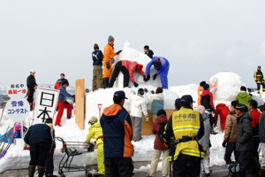 雪像を作る参加者の画像