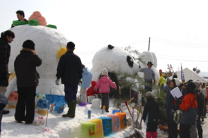 雪像に色を付けている参加者の画像