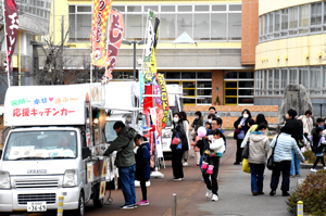 キッチンカーで飲食を楽しむ市民の画像