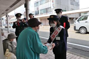 市民に防災を呼びかけている一日署長の画像