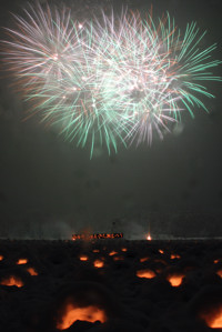 「ほんやら洞」と打ち上げられた花火の画像