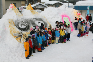 雪像の前で記念撮影する子どもたちの画像