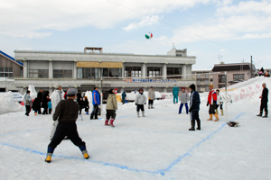 雪上でソフトバレーボールをしている画像