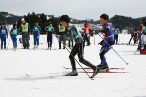 リレーする小学生の画像