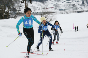 力走する小学5.6年女子の画像