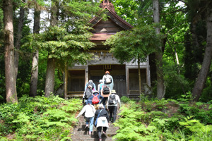 塩殿神社の階段を登る参加者の画像