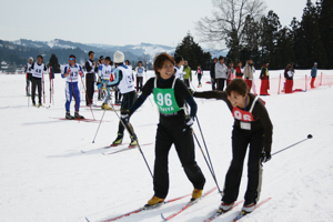 中継する一般の部の選手の画像