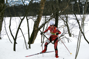 森の中を走る女子選手の画像