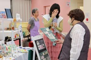 来場者と出展者が会話を楽しんでいる画像