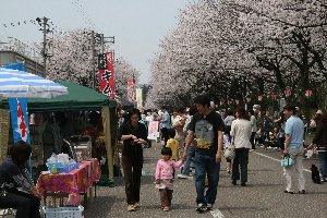 たくさんの人が来場している様子の画像