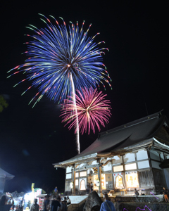 妙高寺と打上花火の画像