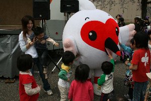 子どもたちと遊ぶトッキーの画像