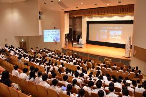 講話会が行われている市民会館大ホールを俯瞰した画像